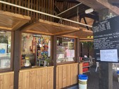 Kiosk mit Holz