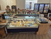 Käsevitrine mit Käse und Deko