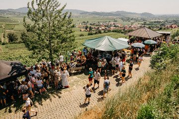 Weinausschank im Freien mit Blick über die Weinberge des Kaiserstuhls